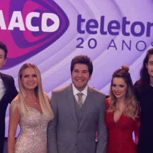 Madrinha do Teleton, Eliana apresentou a edição de 20 anos do programa e recebeu Rodrigo Faro, Daniel, Sandy e Tiago Iorc