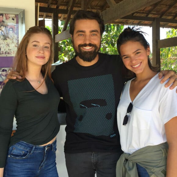 Marina Ruy Barbosa e Bruna Marquezine com Ricardo Pereira nos bastidores de 'Deus Salve o Rei'