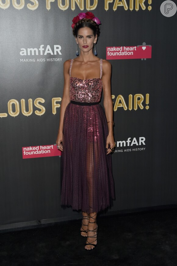 A top model Izabel Goulart também prestigiou a festa beneficente em prol da amfAR e da fundação Naked Heart em Nova York, nos Estados Unidos