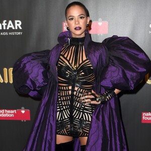 Micro vestido preto de Bruna Maquezine em festa de Halloween é da grife Le Lis Blanc