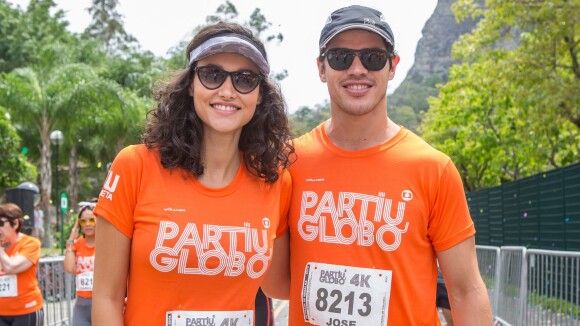 Débora Nascimento, grávida, participa de corrida com José Loreto: 'Movimentar!'