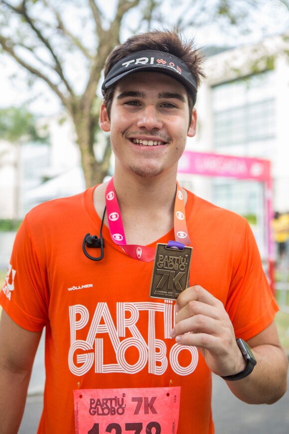 Nicolas Prattes recebeu medalha durante evento 'Partiu, Globo', nos Estúdios Globo