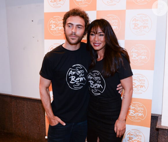Dani Suzuki levou o namorado, Fernando Roncato, para evento beneficente da instituição Amigos do Bem, em São Paulo