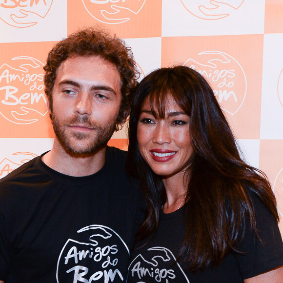 Dani Suzuki levou o namorado, Fernando Roncato, para evento beneficente da instituição Amigos do Bem, em São Paulo