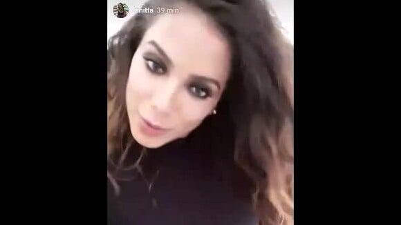 Anitta mostra cabelos volumosos em vídeo e encarna Julia Roberts: 'Dublê'