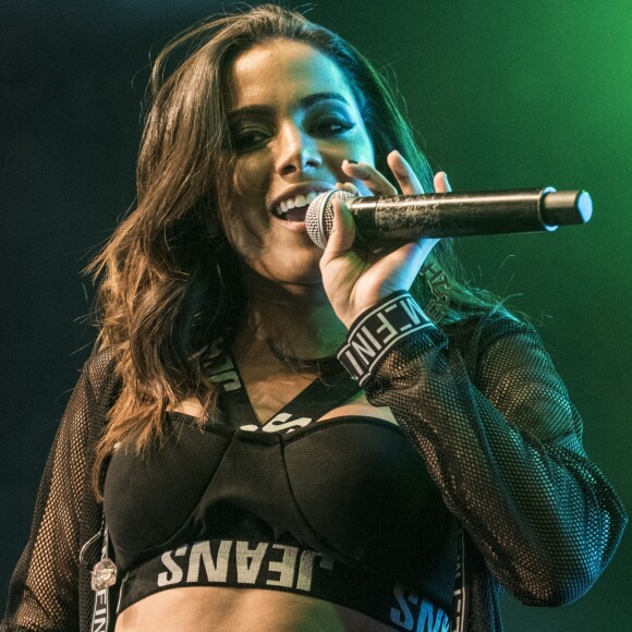 Anitta gravou momento de descontração nos bastidores de um trabalho para a marca de cosméticos Niely Gold