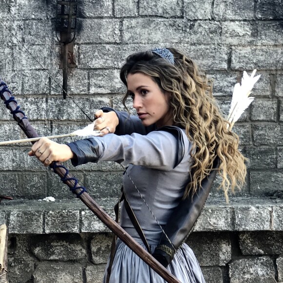 Brione (Juliana Didone) usa flecha para atingir um soldado que iria atacar Enrico (Bernardo Velasco), no capítulo de 9 de novembro de 2017, da novela 'Belaventura'