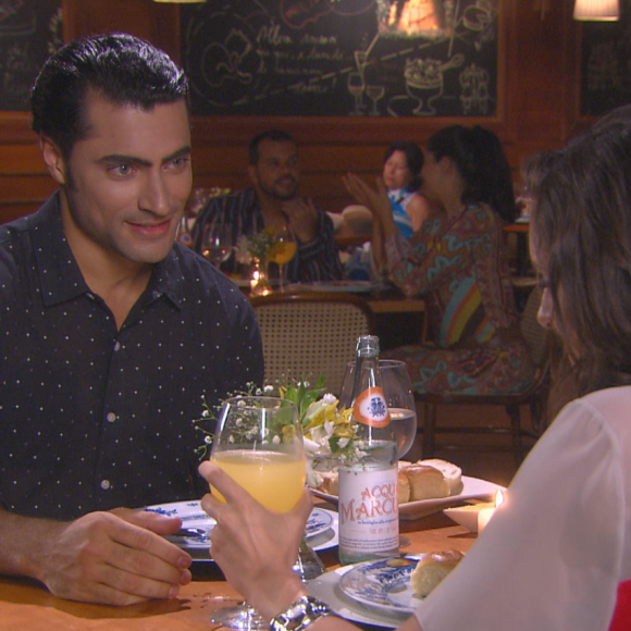 Gustavo (Carlo Porto) beija Verônica (Elisa Brites) novamente e a convida para jantar em sua casa, na novela 'Carinha de Anjo'