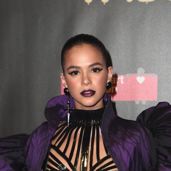 Bruna Marquezine, para a festa de gala de Halloween, apostou em um figurino luxuoso