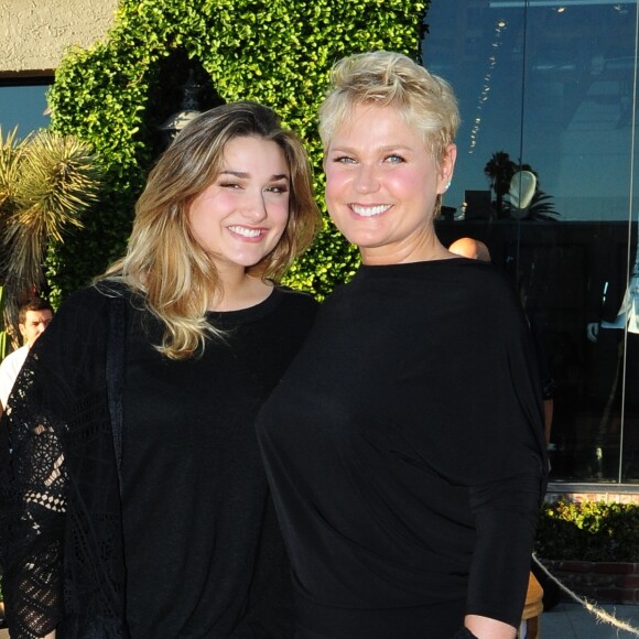 Xuxa Meneghel contou que vai passar no Natal com a filha, Sasha, em sua coluna na revista 'Contigo'