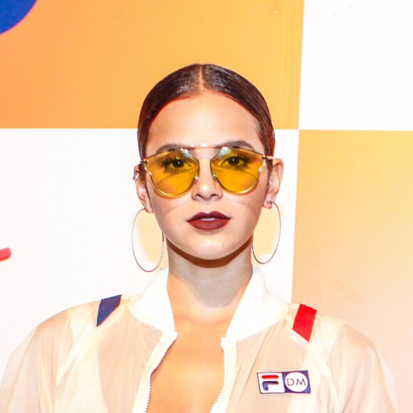 Bruna Marquezine apostou em um figurino cheio de estilo ao ser filmada por amigo