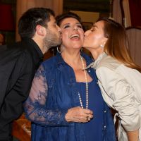 Leda Nagle ganha beijo duplo do filho e Sabrina Sato em estreia de 'Sarau' em SP