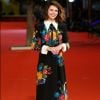 A atriz Bruna Linzmeyer abriu mão do salto alto para cruzar o tapete vermelho de Festival de Roma