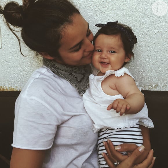 Yanna Lavigne troca chamego com a filha, Madalena, de 5 meses, em foto postada nesta terça-feira, dia 31 de outubro de 2017