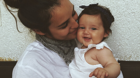 Yanna Lavigne troca chamego com a filha, Madalena, de 5 meses: 'Nossos pedaços'