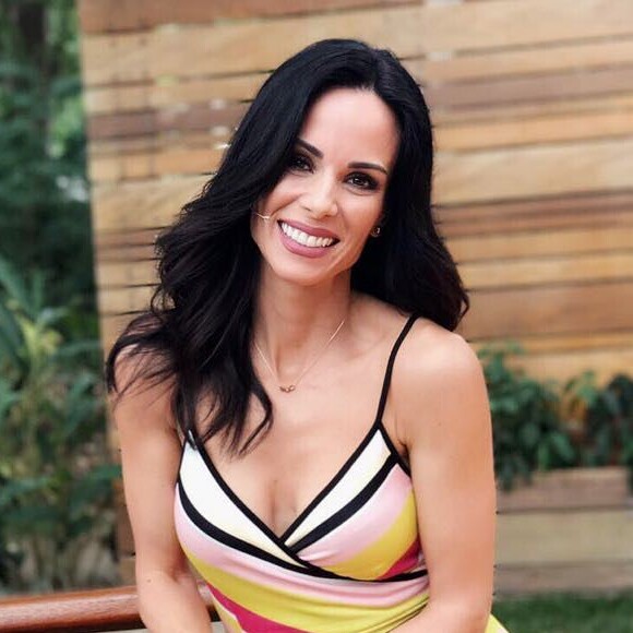 Ana Furtado adotou fios escuros após assinar contrato com uma marca de cosméticos