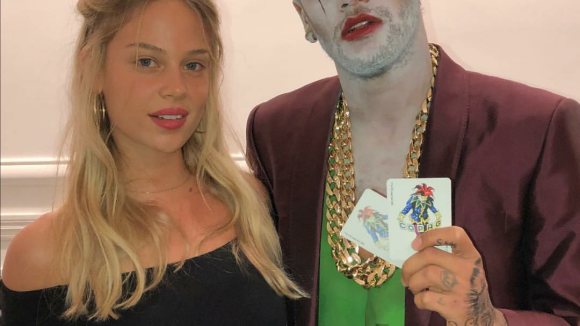 Neymar curte festa de Halloween com modelo Bar Zomer: 'Cadê sua fantasia?'