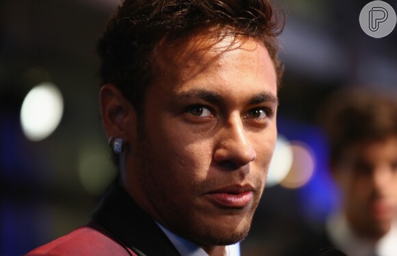 'É difícil ficar sozinho, né? Mas a gente se acostuma', disse Neymar