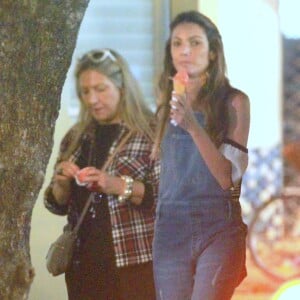 Com look estiloso, Patrícia Poeta toma sorvete durante passeio com a mãe, Fátima, pela Gávea, Zona Sul do Rio de Janeiro, na noite desta terça-feira, 31 de outubro de 2017