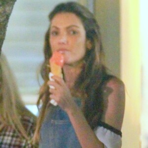 Com look estiloso, Patrícia Poeta toma sorvete durante passeio com a mãe, Fátima, pela Gávea, Zona Sul do Rio de Janeiro, na noite desta terça-feira, 31 de outubro de 2017