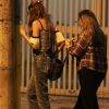 Com look estiloso, Patrícia Poeta toma sorvete durante passeio com a mãe, Fátima, pela Gávea, Zona Sul do Rio de Janeiro, na noite desta terça-feira, 31 de outubro de 2017