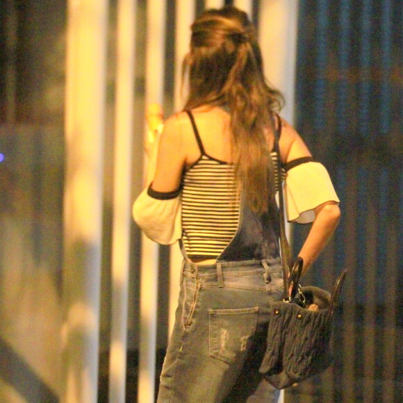 Com look estiloso, Patrícia Poeta toma sorvete durante passeio com a mãe, Fátima, pela Gávea, Zona Sul do Rio de Janeiro, na noite desta terça-feira, 31 de outubro de 2017