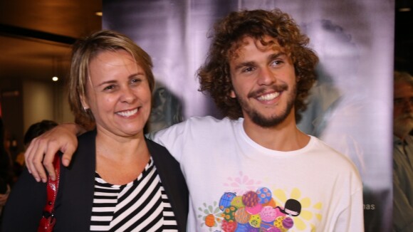 Theo, filho de Giulia Gam e Pedro Bial, vai em pré-estreia com a mãe. Fotos!