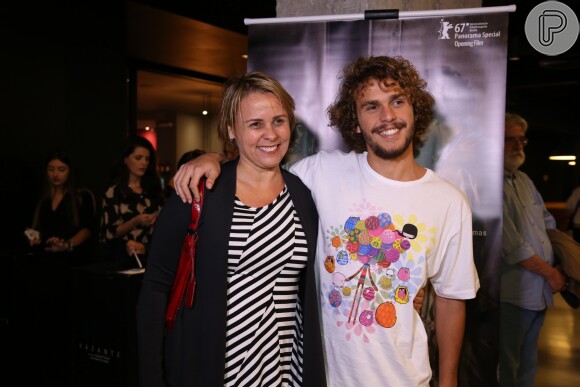 Filho de Giulia Gam e Pedro Bial, Theo tem 19 anos e foi com a mãe à pré-estreia do filme 'Vazante', da diretora Daniela Thomas