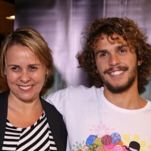 Theo é o único filho da atriz Giulia Gam