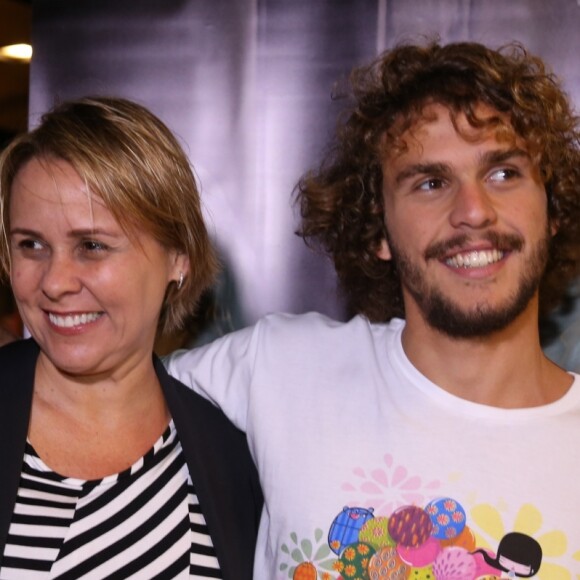 Theo é um dos três filhos de Pedro Bial. O adolescente chamou atenção pela semelhança com a mãe, Giulia Gam