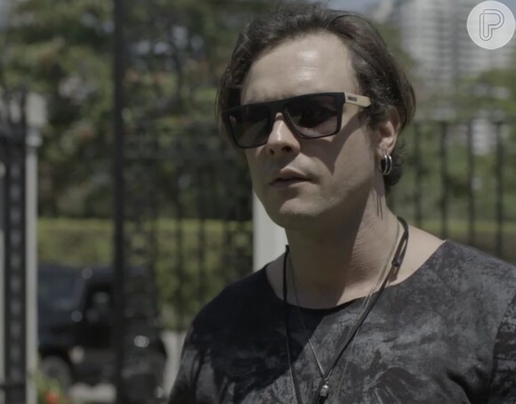 Gael (Segio Guizé) flagra Renato (Rafael Cardoso) deixando sua casa de carro, na novela 'O Outro Lado do Paraíso'