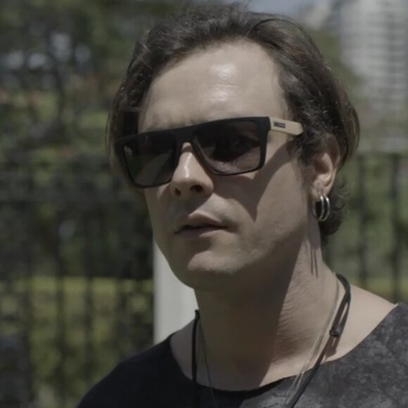 Gael (Segio Guizé) flagra Renato (Rafael Cardoso) deixando sua casa de carro, na novela 'O Outro Lado do Paraíso'