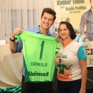 Klebber Toledo posou com Dona Ilaídes, mãe do goleiro Danilo Padilha