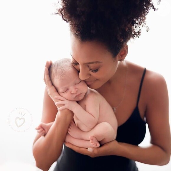Sheron Menezzes exibiu uma foto do ensaio newborn do filho, Benjamin, no Instagram, nesta quarta-feira, 1º de outubro de 2017