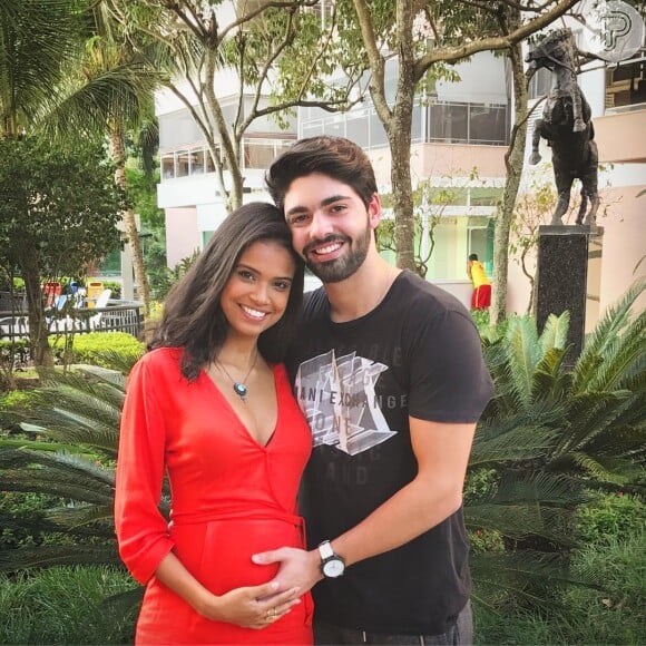 Aline Dias disse ao Purepeople, no começo da gravidez, que ela e o namorado, Rafael Cupello, não faziam planos de oficializar a união