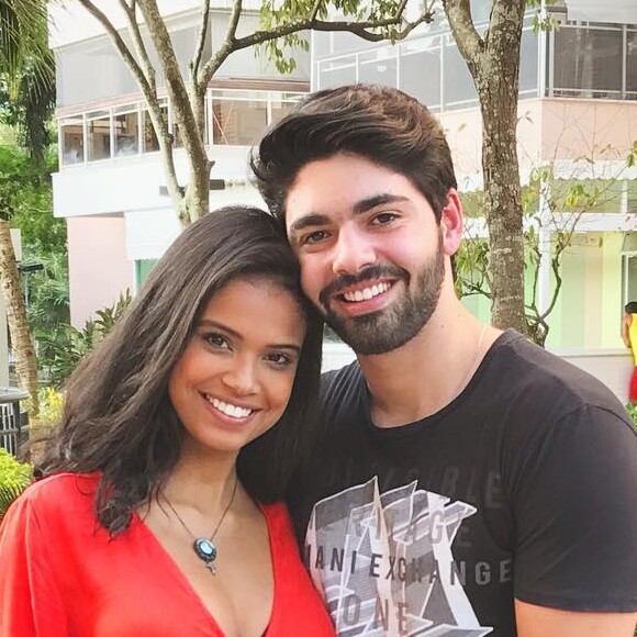 Aline Dias disse ao Purepeople, no começo da gravidez, que ela e o namorado, Rafael Cupello, não faziam planos de oficializar a união