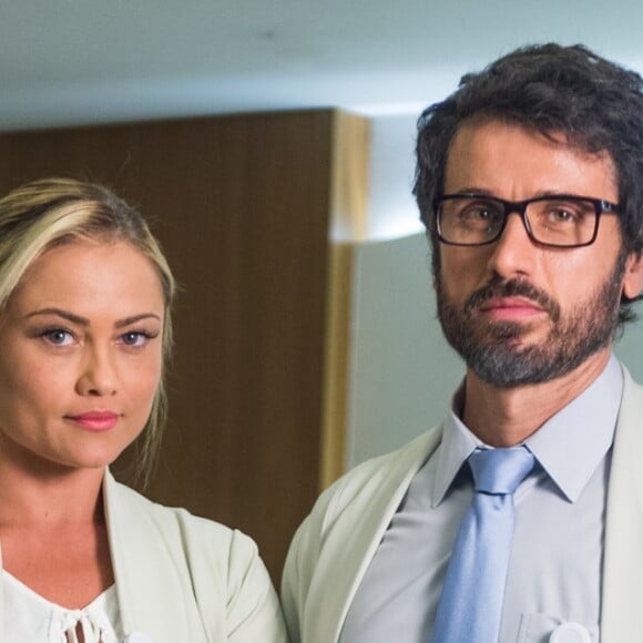 Samuel (Eriberto Leão) pede ajuda para Inácio (João Cunha) para conseguir transar com Suzy (Ellen Rocche), no capítulo que vai ao ar segunda-feira, dia 6 de novembro de 2017, na novela 'O Outro Lado do Paraíso'