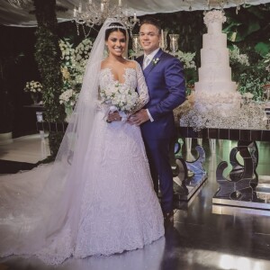 Ex-BBB Munik Nunes contou que se casou com vestido de noiva emprestado