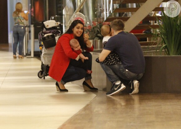 Thais Fersoza foi clicada com o marido, Michel Teló, e os filhos em um shopping carioca