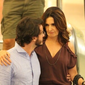 Fátima Bernardes foi vista em clima de romance com moreno no shopping da Gávea