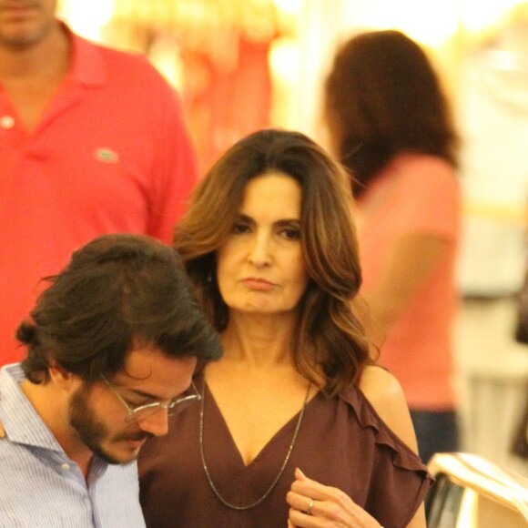 Fátima Bernardes faz carinho no ombro do bonitão que a acompanhou em passeio