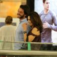 Sorridentes, Fátima Bernardes e acompanhante passeiam por shopping no Rio