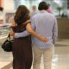 Fátima Bernardes deixa shopping de braços cruzados com suposto namorado