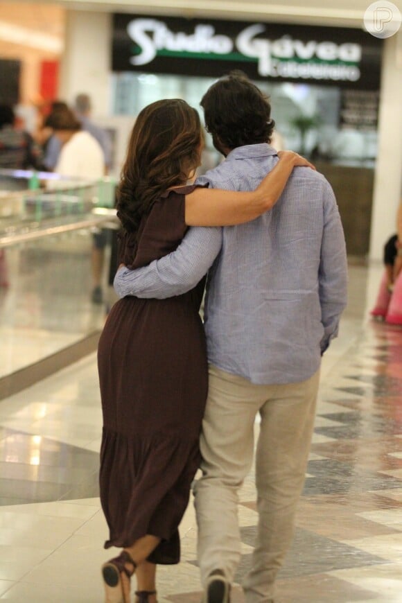 Fátima Bernardes abraça acompanhante durante passeio no Shopping da Gávea