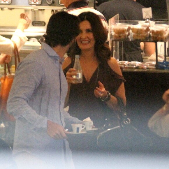 Namoro? Fátima Bernardes troca carinhos e anda de mãos dadas em shopping nesta quinta-feira, dia 02 de novembro de 2017