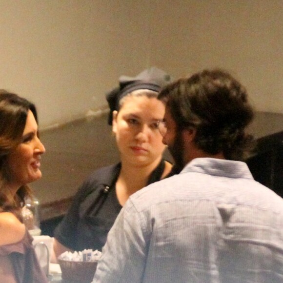Fátima Bernardes, acompanhada, é atendida na fila do cinema