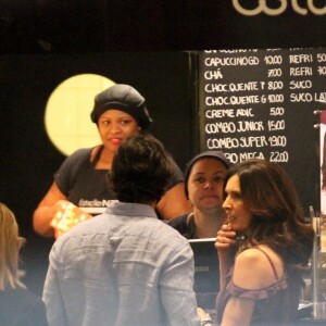 Fátima Bernardes conversa com acompanhante na fila do cinema