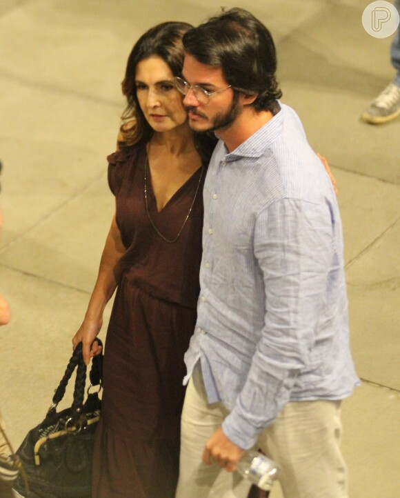 Fátima Bernardes foi flagrada com novo namorado durante um passeio no Shopping da Gávea, na Zona Sul do Rio de Janeiro, na noite desta quinta-feira, 2 de novembro de 2017