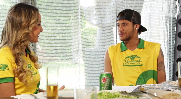 Claudia Leitte também perguntou ao Neymar como ele faz para afastar a saudade que sente de casa