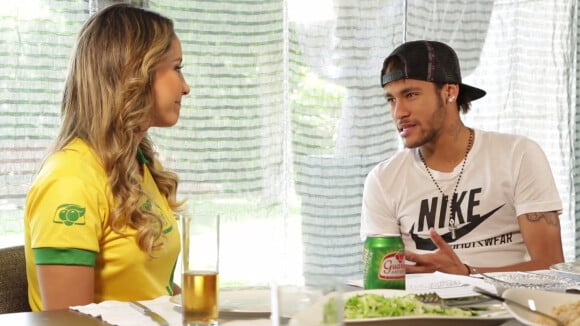Neymar fala sobre pressão para jogar na Copa em entrevista à Claudia Leitte